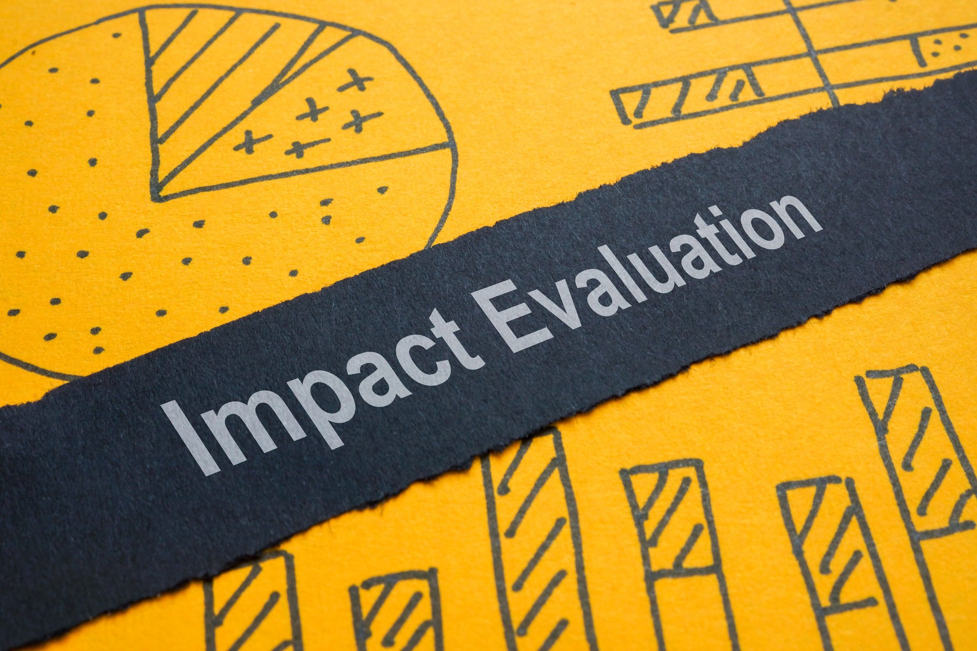 Évaluation de l’impact des mots et graphiques. Symbole de l’analyse de la performance.