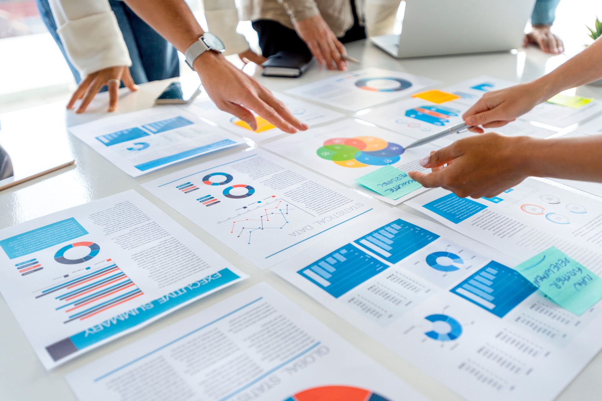 Paperasse et mains sur une table de salle de Conseil lors d'une présentation d'affaires ou d'un séminaire.